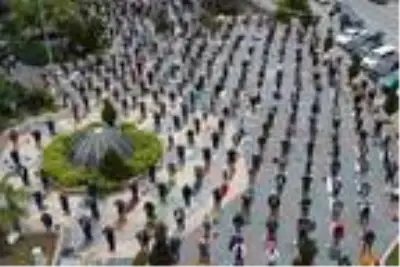 Samsun'da cuma namazı sosyal mesafeli kılındı Samsun'da cuma namazı sosyal mesafeli kılındı