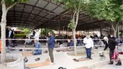 Sarıgöl'de cuma namazı kapalı pazar yerinde kılındı