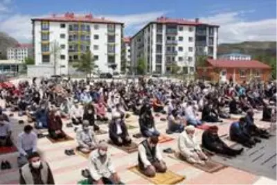 Sivas'ta sosyal mesafeli Cuma Namazı kılındı Sivas'ta sosyal mesafeli Cuma Namazı kılındı
