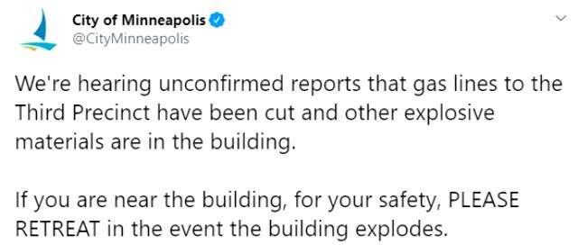 Siyahi Amerikalı Floyd'un öldürüldüğü Minneapolis'te göstericiler polis merkezini ateşe verdi