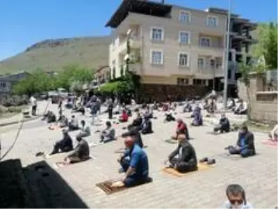 Solhan'da avluya sığmayan cemaat caddede saf tuttu
