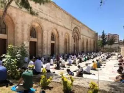 Tarihi Ulu Cami'nin avlusunda sosyal mesafeli cuma namazı Tarihi Ulu Cami'nin avlusunda sosyal mesafeli cuma namazı