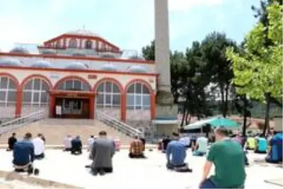 Taşova'da fiziksel mesafeli ilk cuma namazı kılındı Taşova'da fiziksel mesafeli ilk cuma namazı kılındı