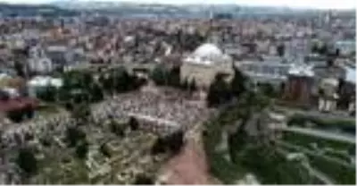 Uçurum kenarında, sosyal mesafeli cuma namazı Uçurum kenarında, sosyal mesafeli cuma namazı