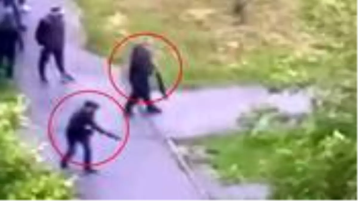 Filmleri aratmayan görüntü! İki grup av tüfekleriyle sokak ortasında çatıştı