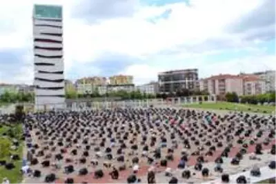 Uşak'ta 74 gün aradan sonra sosyal mesafeli namaz kılındı Uşak'ta 74 gün aradan sonra sosyal mesafeli namaz kılındı