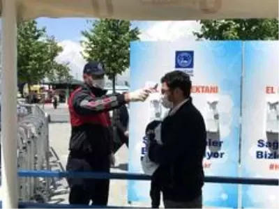 Üsküdar'da cuma namazı öncesi vatandaşlara tek kullanımlık seccade ve hijyen paketi dağıtıldı Üsküdar'da cuma namazı öncesi vatandaşlara tek kullanımlık seccade ve hijyen paketi dağıtıldı