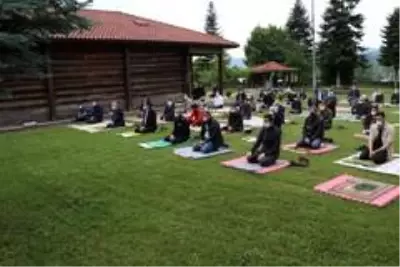 Vali Dağlı Cuma namazını tarihi camide jrlyr