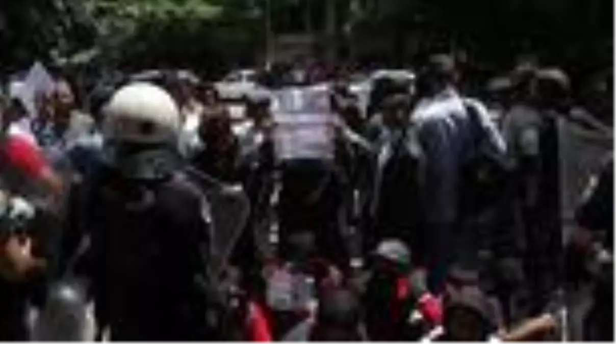 Yunanistan'da mültecilerden 'konaklama yardımı' gösterisi