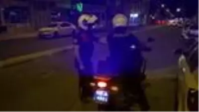 ADIYAMAN Yolda bulduğu parayı polise teslim etti ADIYAMAN Yolda bulduğu parayı polise teslim etti