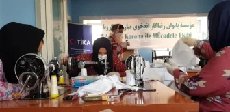 Afganistan'da TİKA kursiyerleri Kovid-19'la mücadele kapsamında maske üretimine başladı