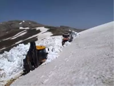 Antalya'da kar kalınlığı 4,5 metreli bulan yolların açılması çalışmaları Antalya'da kar kalınlığı 4,5 metreli bulan yolların açılması çalışmaları