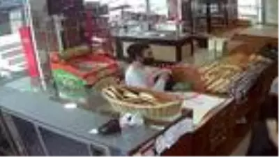 Pes dedirten olay! Fırındaki sadaka kutusunu çaldı, kamera olan biten her şeyi kaydetti Pes dedirten olay! Fırındaki sadaka kutusunu çaldı, kamera olan biten her şeyi kaydetti