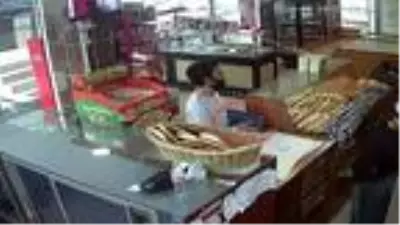 Pes dedirten olay! Fırındaki sadaka kutusunu çaldı, kamera olan biten her şeyi kaydetti Pes dedirten olay! Fırındaki sadaka kutusunu çaldı, kamera olan biten her şeyi kaydetti