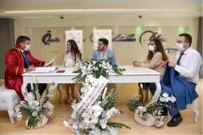 Başkan Şenlikoğlu, normalleşme sürecinin başlamasıyla ilk nikahını kıydı Başkan Şenlikoğlu, normalleşme sürecinin başlamasıyla ilk nikahını kıydı