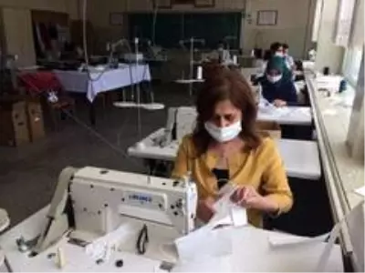 Erzincan'da LYS sınavına girecek öğrenciler için maske üretildi