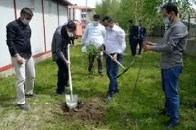 Fedakar sağlık çalışanlarına ağaç dikme etkinliği düzenlendi Fedakar sağlık çalışanlarına ağaç dikme etkinliği düzenlendi