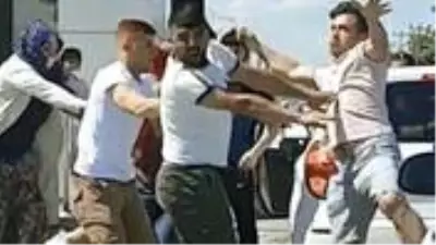 Film sahnesini aratmıyor! Kırmızı ışıkta tekme tokat birbirlerine girdiler Film sahnesini aratmıyor! Kırmızı ışıkta tekme tokat birbirlerine girdiler