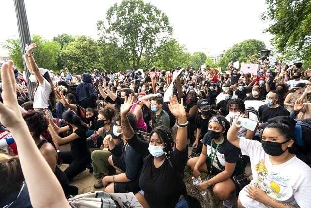 Floyd'un öldürülmesine karşı protestolar Beyaz Saray önüne taşındı Floyd'un öldürülmesine karşı protestolar Beyaz Saray önüne taşındı