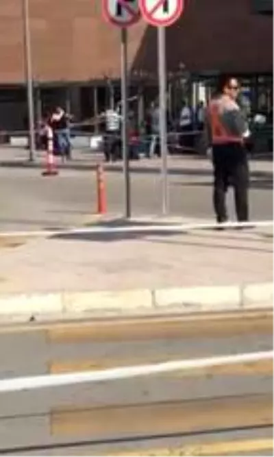 Hastane önünde sopalı kavga Hastane önünde sopalı kavga