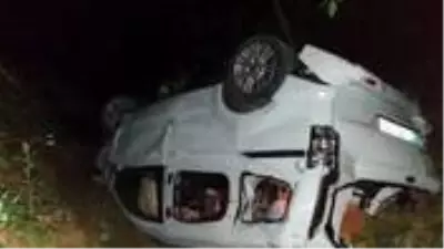 Kontrolünü kaybeden otomobil uçuruma yuvarlandı: 3 ölü, 4 yaralı. Kontrolünü kaybeden otomobil uçuruma yuvarlandı: 3 ölü, 4 yaralı.