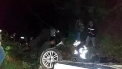 Kontrolünü kaybeden otomobil uçuruma yuvarlandı: 3 ölü, 4 yaralı. Kontrolünü kaybeden otomobil uçuruma yuvarlandı: 3 ölü, 4 yaralı.