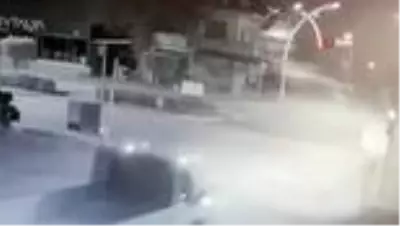 Kamyonet ile midibüsün çarpışma anı kamerada Kamyonet ile midibüsün çarpışma anı kamerada