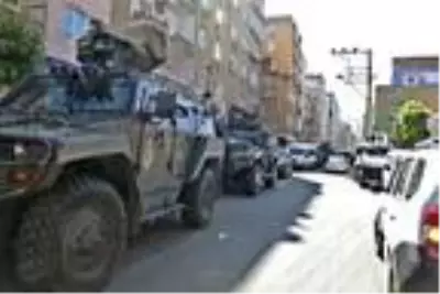 Kimlik kontrolü yapmak isteyen polislere ateş açıp, kaçtı: 1 polis yaralı Kimlik kontrolü yapmak isteyen polislere ateş açıp, kaçtı: 1 polis yaralı