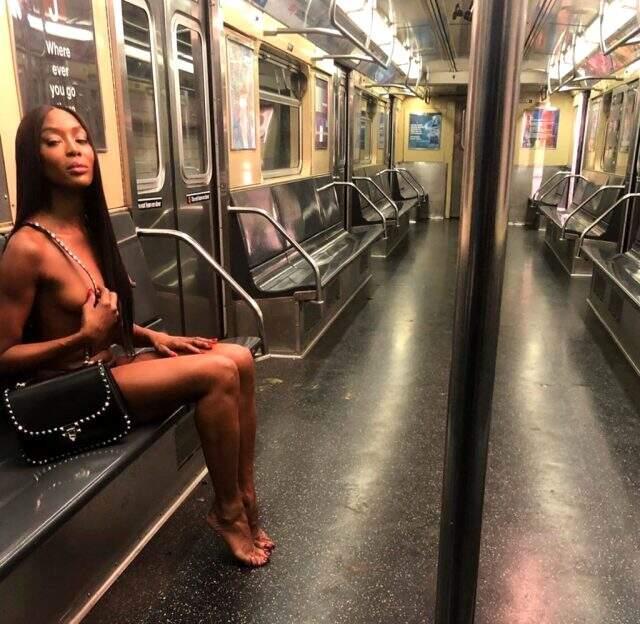 Naomi Campbell, metroda çıplak poz verdi Naomi Campbell, metroda çıplak poz verdi