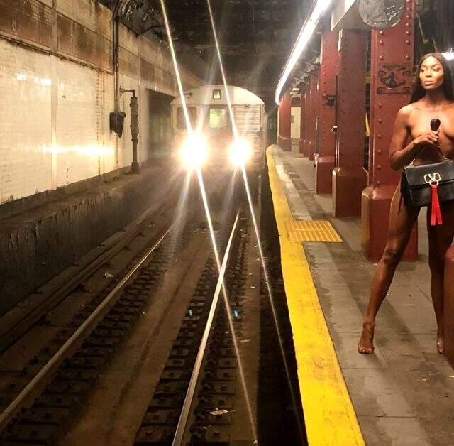 Naomi Campbell, metroda çıplak poz verdi Naomi Campbell, metroda çıplak poz verdi