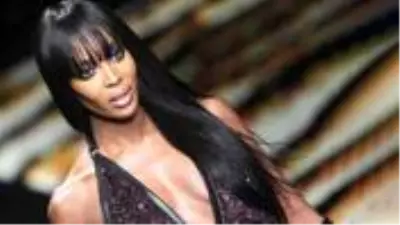Naomi Campbell, metroda çıplak pozlar verdi Naomi Campbell, metroda çıplak pozlar verdi