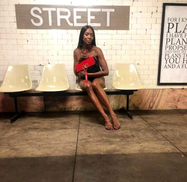 Naomi Campbell, metroda çıplak poz verdi Naomi Campbell, metroda çıplak poz verdi