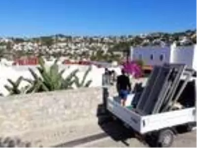 Yılmaz Özdil'in villasındaki kaçak eklentiler yıkılıyor Yılmaz Özdil'in villasındaki kaçak eklentiler yıkılıyor