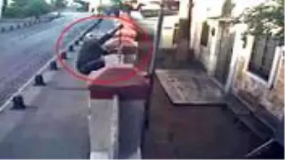 Son dakika: Kuzguncuk'ta kilisenin haçını kıran ve Hrant Dink Vakfı'na tehdit maili gönderen 2 farklı provokatör aynı gün yakalandı Son dakika: Kuzguncuk'ta kilisenin haçını kıran ve Hrant Dink Vakfı'na tehdit maili gönderen 2 farklı provokatör aynı gün yakalandı