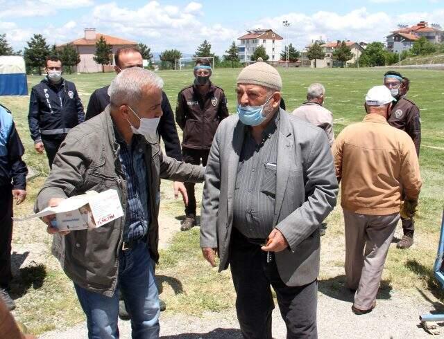 Yaş sınırına takıldığı için cemaatle namaz kılamayan yaşlı adam konuştu Yaş sınırına takıldığı için cemaatle namaz kılamayan yaşlı adam konuştu