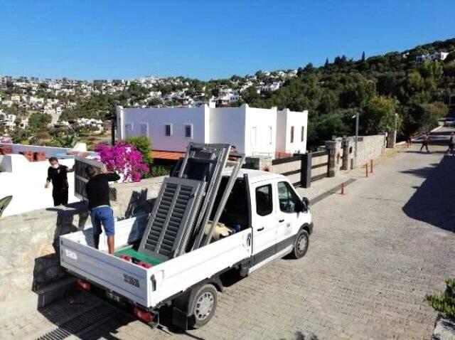 Yılmaz Özdil'in villasındaki kaçak eklentiler yıkılıyor Yılmaz Özdil'in villasındaki kaçak eklentiler yıkılıyor