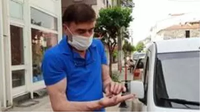 Yuvadan düşen kuşu canlandırmaya çalışan esnaf, uzun süre uğraştı Yuvadan düşen kuşu canlandırmaya çalışan esnaf, uzun süre uğraştı