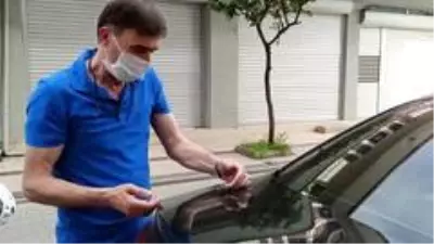 Yuvadan düşen kuşu canlandırmaya çalışan esnaf, uzun süre uğraştı Yuvadan düşen kuşu canlandırmaya çalışan esnaf, uzun süre uğraştı