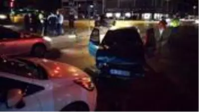 Dikkatsiz sürücü, kırmızı ışıkta geçerek kazaya neden oldu! Yaralanan arkadaşını bırakıp kaçtı Dikkatsiz sürücü, kırmızı ışıkta geçerek kazaya neden oldu! Yaralanan arkadaşını bırakıp kaçtı