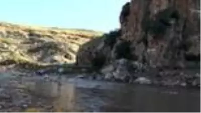 6 bin yıllık at üstündeki insan figürlü rölyef tahrip edildi 6 bin yıllık at üstündeki insan figürlü rölyef tahrip edildi