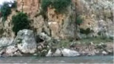 6 bin yıllık at üstündeki insan figürlü rölyef tahrip edildi 6 bin yıllık at üstündeki insan figürlü rölyef tahrip edildi