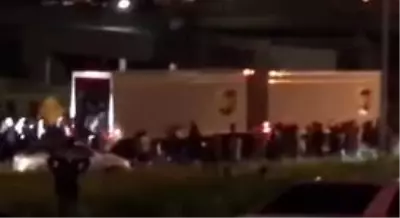 ABD'de eylemcilerin bir kargo şirketine ait tırı yağmalaması kamerada ABD'de eylemcilerin bir kargo şirketine ait tırı yağmalaması kamerada
