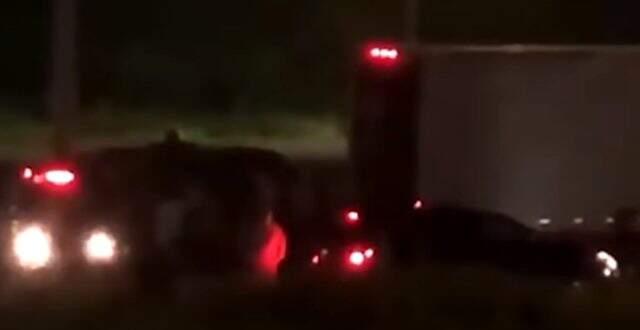 ABD'de eylemcilerin bir kargo şirketine ait tırı yağmalaması kamerada ABD'de eylemcilerin bir kargo şirketine ait tırı yağmalaması kamerada