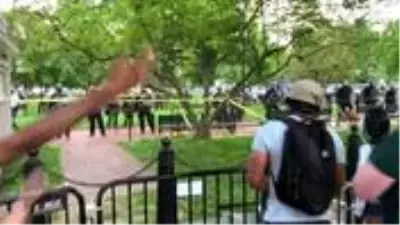 ABD'de polis, protestoculara cop ve göz yaşartıcı gazla müdahale etti ABD'de polis, protestoculara cop ve göz yaşartıcı gazla müdahale etti