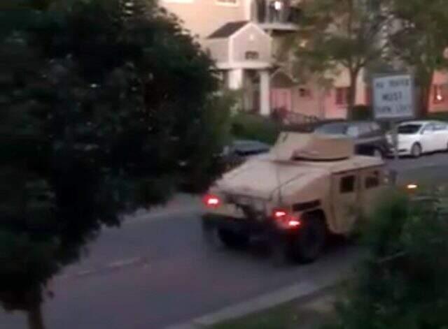 ABD'de polis ve orudu evlerinden çıkanları boya kapsülleriyle vuruyor