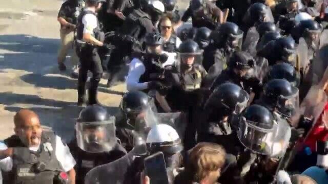Beyaz Saray etrafındaki protestolar şiddetlendi, resmi konut tecrit altına alındı Beyaz Saray etrafındaki protestolar şiddetlendi, resmi konut tecrit altına alındı
