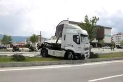 Bolu'da EDS direklerine çarpan tır, refüje çıkarak durabildi Bolu'da EDS direklerine çarpan tır, refüje çıkarak durabildi