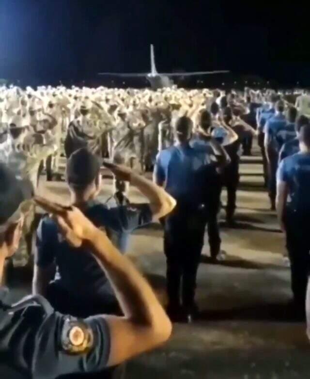 Diyarbakır'da şehit edilen polis memuru Atakan Arslan'ı arkadaşları tekbirlerle uğurladı Diyarbakır'da şehit edilen polis memuru Atakan Arslan'ı arkadaşları tekbirlerle uğurladı