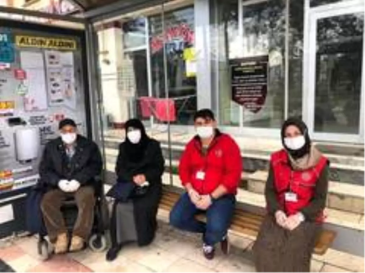 Gençler yaşlılara desteğini sürdürüyor