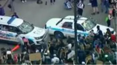 George Floyd protestoları ABD geneline yayılıyor! Chicago'da göstericiler polis arabalarına zarar verdi George Floyd protestoları ABD geneline yayılıyor! Chicago'da göstericiler polis arabalarına zarar verdi